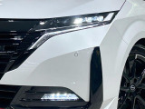 【LEDヘッドライト】悪天候や夜間走行時も良好な視界を確保し安心して運転できる高輝度LEDヘッドライトを装備!点灯速度が早く、消費電力も抑えられています。