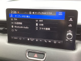 HondaCONNECT対応の便利なナビディスプレー。お持ちのスマートフォンと連携して、ナビやBluetoothでの音楽再生が可能です。デザインはもちろん、操作性も良好です。