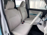高いホールド性で運転姿勢が安定します。長距離ドライブでも疲れにくいのが魅力です。快適なドライビングライフをお送りください♪