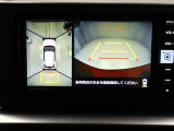 パノラミックビューモニターを装備。駐車場や交差点でクルマを真上から見るように周囲を確認できます。機能の詳細は販売店スタッフまでおたずねください。