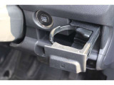運転席側のドリンクホルダーです。格納式なので使わないときはしまっておけます。エンジンはボタン一つで始動。
