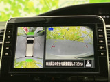 車両周辺の映像と俯瞰表示を確認でき、駐車時などに周囲の状況を把握する助けになります。画面には目安となるガイドも表示され、車庫入れや狭い場所での切り返しをサポートする便利な装備です。