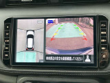 アラウンドモニター、上空から見下ろしているかのような映像をディスプレイに映し出し、スムースな駐車をサポートします。