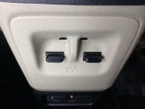 パワーウインドウは運転席で全席のドア2枚とも上下の操作ができるようになっています。