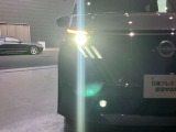 夜間走行の様々な局面に対し、LEDヘッドランプで視認性をしっかり確保。ハロゲンヘッドランプのおおよそ2倍の光量で、広範囲に明るくドライバーをサポートしてくれます。