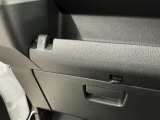 【フック】フックの用途は様々。手荷物のバッグや買い物袋、ビニール袋をぶら下げてゴミ箱にしても良いですね♪