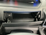 【インパネアッパーボックス】サッと取り出せてサッとしまえる、運転席の目の前にはボックスが装備されております!薄型のボックスティッシュなど収納可能☆