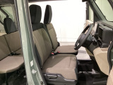 広い足元に肘掛けもついたゆったり座れるシートです。運転席と助手席の間が空いているため、助手席側への移動がスムーズです。交通量の多い道でも、助手席側から乗り降りができます。