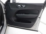 運転席ドアの全景です。キャビンを彩るすべてのものに、機能を形にした美しさが備わっています。