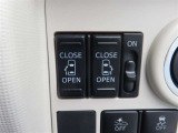 パワースライドドアを左右に装備しています。運転席のスイッチで開閉の操作が出来ます。