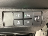 ハンドルの右側にはヘットライトリベライザーとHondaセンシング用のメインスイッチがついています。ヘッドライトリベライザーは道路状況や積荷の加重に応じてライトの高さを調節できます。