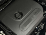 エンジンルームも綺麗に保たれており、エンジンカバーのMINIロゴなど細部からもブランドらしさを感じていただけます。