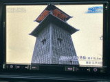 テレビ番組を画面で視聴でき、停車中の待ち時間を過ごす際にも活用できます。画面内には番組映像が表示されており、車内で映像を楽しみたい方にうれしい装備です。
