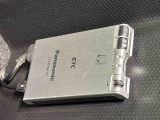 ETCカードを挿入することで高速道路を利用する際のキャッシュレス支払いが可能ですが,旧規格ETCのため最長2030年頃までに使用できなくなります。保証は修理保証のみとなります。