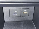 充電用USB端子付き。スマートフォンなどの充電に便利です。