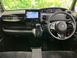運転席まわりは視界を遮りにくいレイアウトで、前方や周囲を確認しやすい印象です。シートはゆったりとした形状で、乗車時の落ち着きにも配慮。助手席側からもすっきりとした室内空間を感じられます。