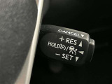 クルーズコントロール機能が付いています。 速度を設定するとアクセルを踏まなくても一定の速度で走ることができます。  高速道路ではとても便利な装置なんです。