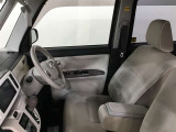 高いホールド性で運転姿勢が安定します。長距離ドライブでも疲れにくいのが魅力です。快適なドライビングライフをお送りください♪