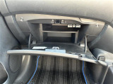 【グローブボックス】大容量のグローブボックスです!!車検証ケース他、日頃使う小物類の収納スペースもたくさんあります!
