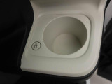 ホットドリンクをちょうどいい温度でキープしてくれる保温機能付きのホッとカップホルダー(前席)。ほっこり快適にドライブをサポート。