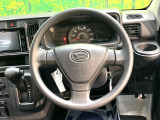 インテリアに合わせたデザインのステアリングは、運転される方のことも考え、運転しやすい形状、大きさです。是非一度、実際に触ってお確かめください。