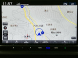 現在地周辺の道路や地名を大きく表示し、目的地までのルート確認をサポートします。画面上の案内が見やすく、慣れない場所へ向かう際にも道順を把握しやすいナビゲーションです。