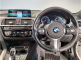 【ハンドル】ドライバーとBMW車の一体感がダイレクトに伝わるステアリングホイール。形状・太さへの拘りに加えて、操作性を高める為にスイッチ類も配置。クイックかつ安定のドライビングを体感下さい!