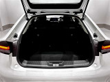 開口部の広いラゲージスペースは、ゴルフバックなどの荷物もラクラク積み込めます。