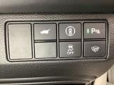 ハンドルの右側にHondaセンシング用のメインスイッチとパワーテールゲートスイッチがついています。パワーテールゲートスイッチは車内からでもテールゲートの開け閉めを電動でできます。