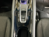 パーキングブレーキはスマートな電子制御式と合わせて渋滞時等にブレーキペダルから足を離しても停車状態を保持してくれるオートブレーキホールド機能で運転が楽になります。スタートはアクセルペダルを踏むだけ