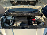 電気自動車ですのでモータールームです。ヘッドカバーのように見えるのはインバーターユニットです。起動用の12Vバッテリーを備えています。