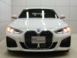 一目でBMWと解る存在感。象徴的なキドニーグリルを中心にシャープなヘッドライトと力強い表情が融合。スポーティーさとエレガンスを兼ね備えたBMWならではのフロントフェイスです。