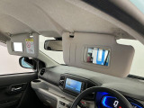 【サンバイザー】車内で身だしなみを整えるためのバニティミラーがセット。お化粧直しや髪型のチェックに活用できます。
