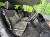 運転席まわりには十分なスペースがあり、大柄な方でもゆったり運転していただける環境です。