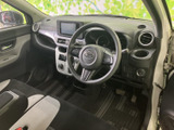 運転席から前方を見渡しやすく、明るい色を取り入れたシートが車内を開放的に感じさせます。ドアを開けた際も各部を確認しやすく、日々の乗り降りから移動まで落ち着いて過ごせる空間です。