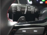 ◆減速セレクター装備◆ステアリングホイールの左右に取り付けられた2つのパドルスイッチで減速の強さを調整。 左側の「-」を操作すると減速を強く、右側の「+」を操作すると減速を弱くすることができます。