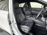 運転席/助手席です。姿勢が崩れず正確なステアリング操作で安心です。
