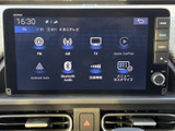 FMやAM、テレビ、Bluetoothなど複数の音源が画面に並び、聴きたいコンテンツを選びやすい構成です。日々の移動時間やお出かけ先で、気分に合わせて活用できます。