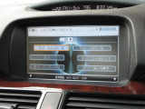 ナビゲーションは純正メモリーナビを装着しております。AM、FM、CD、DVD再生、音楽録音再生、ワンセグTVがご使用いただけます。初めて訪れた場所でも安心ですね!