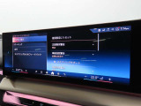 BMWカーブド・ディスプレイは、必要な情報をひと目で把握できるだけでなく、BMW iDriveの主要なインターフェイスとしてさまざまな機能の直観的な操作を可能にしています。