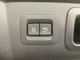パワーリフトゲートは運転席とリフトゲート側、さらにアドバンストキーでも開閉が可能!開度は無段階にメモリー設定もできます。ゲート内側にタッチセンサーを配置し、手などを挟み込む危険を低減します。