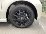 純正アルミホイールです。足元が引き立つので、車全体のイメージがアップしますよ!