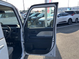 ドアを開けると運転席まわりまで見渡しやすく、乗り降りの際も室内の様子を確認できます。ドアポケットも備わり、身近な小物を置きたい日常の移動に便利です。
