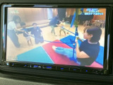 テレビ番組を画面で視聴できる装備を搭載しています。停車中の待ち時間などに映像を楽しめるため、車内で過ごすひとときにも活用いただける便利な一台です。