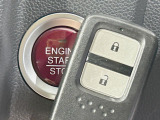 【Hondaスマートキー】カバンやポケットに入れたままでもドアの施錠・解錠が可能なスマートキーを装備。エンジンのオン・オフ時もカギを取り出す必要が無いからとっても便利です♪