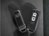 ◆スマートキー◆カギをバッグやポケットに入れたままでもドアロックの開閉ができる『スマートキー』付き!雨天や暗くなってもカギを取り出す必要がなくドアの開錠&エンジンも始動できます