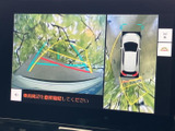 車両周辺を複数の視点から確認でき、ガイド線も表示されます。駐車時や狭い場所での切り返しなど、周囲の状況を把握したい場面で役立つ見やすいモニターです。