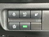 運転席のハンドル右奥側にまとめられたスイッチ群。一目で分かりやすく操作しやすいです。
