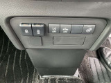 USB電源ソケット、車線逸脱警報、ステアリングヒーター機能付きです。