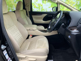明るい色合いのシートとゆとりある足元で、運転席・助手席ともに落ち着いて過ごせる空間です。前方や左右の視界も広く、同乗者との会話もしやすい配置になっています。